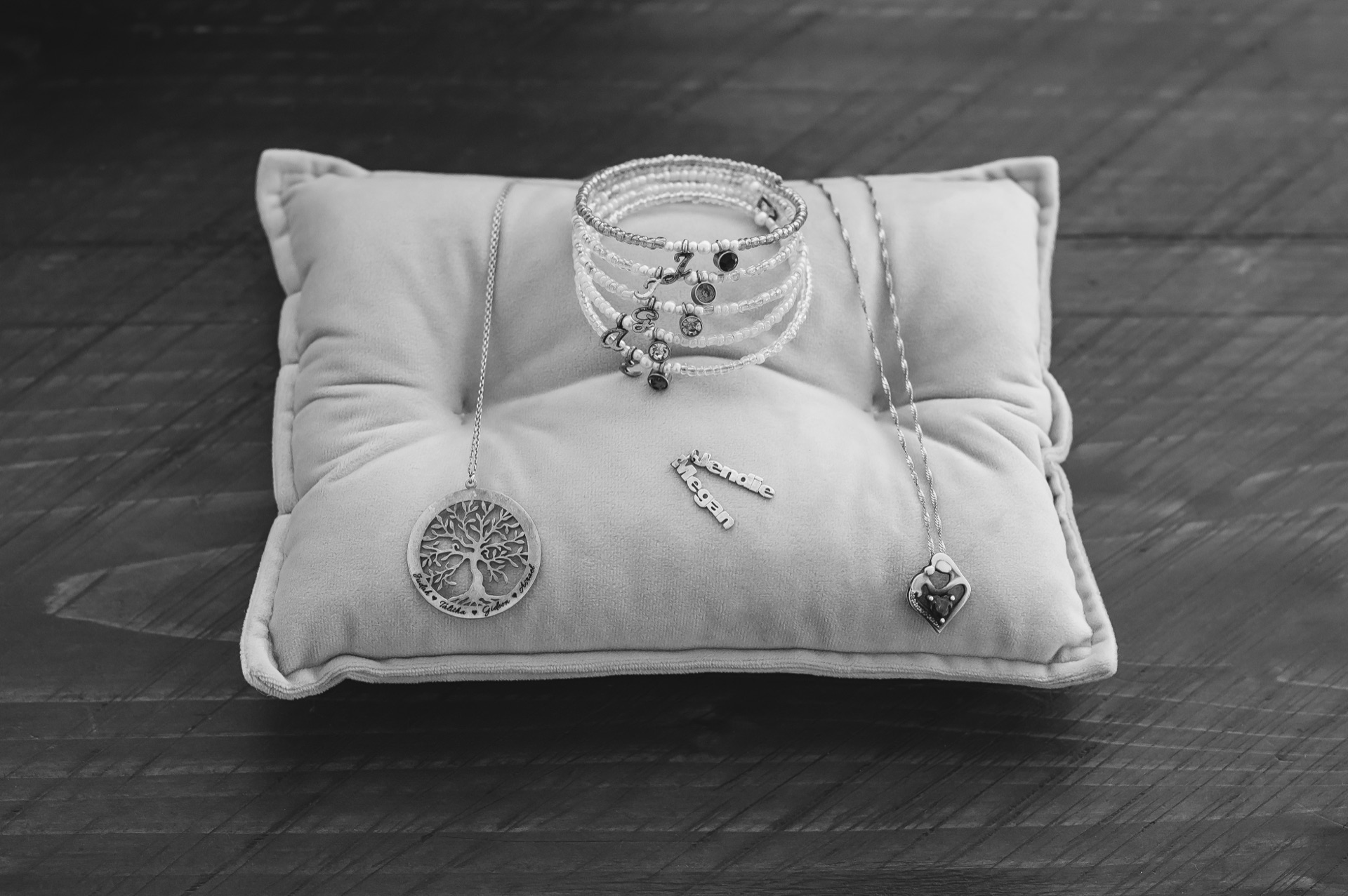 Memorial jewelry and keepsakes