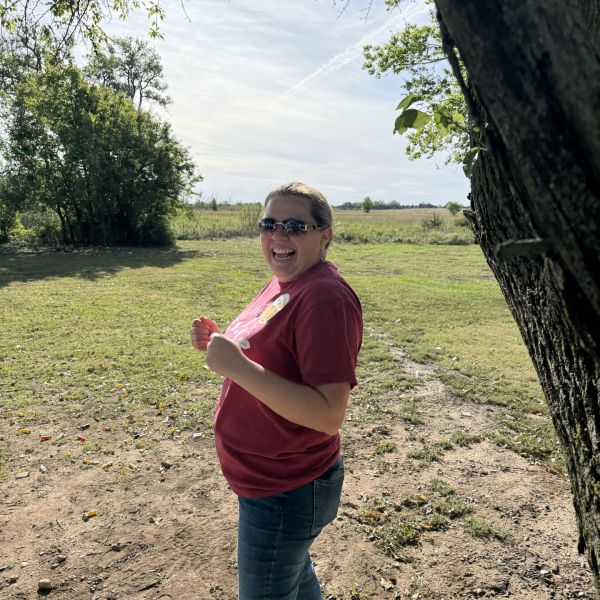 Woman_smiling_under_tree_during_daytime