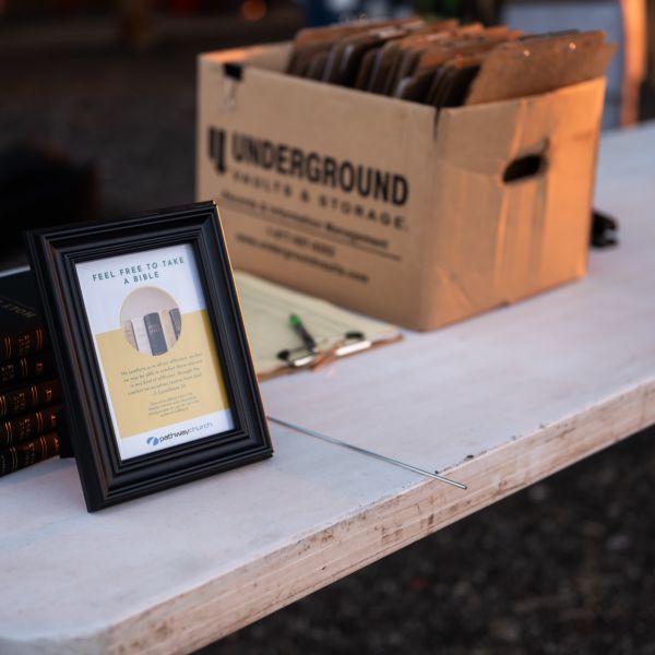 Display_table_with_bibles_and_frame
