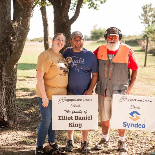 Family_with_sign_under_tree