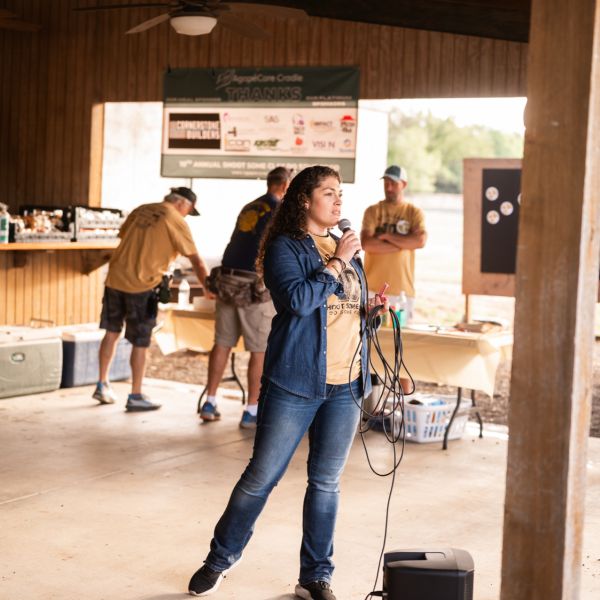 Female_spaeking_microphone