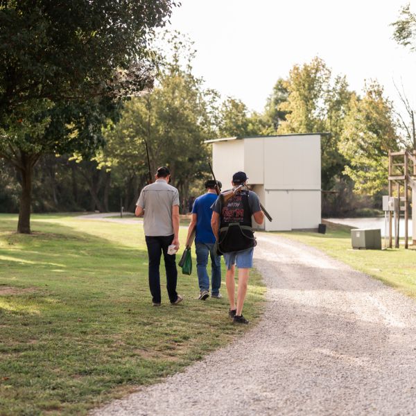 Group_of_people_walking_on_path_through_sscdsg_event