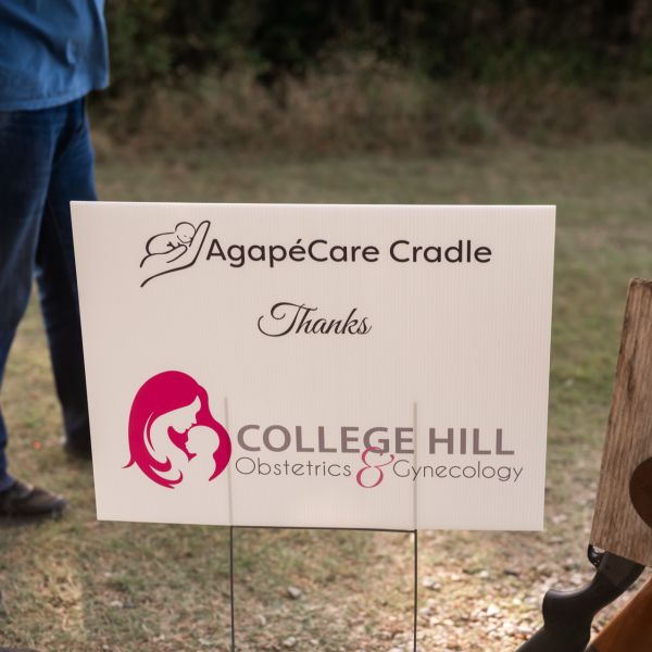 Group_of_people_with_sign_that_says_Thanks_College_Hill