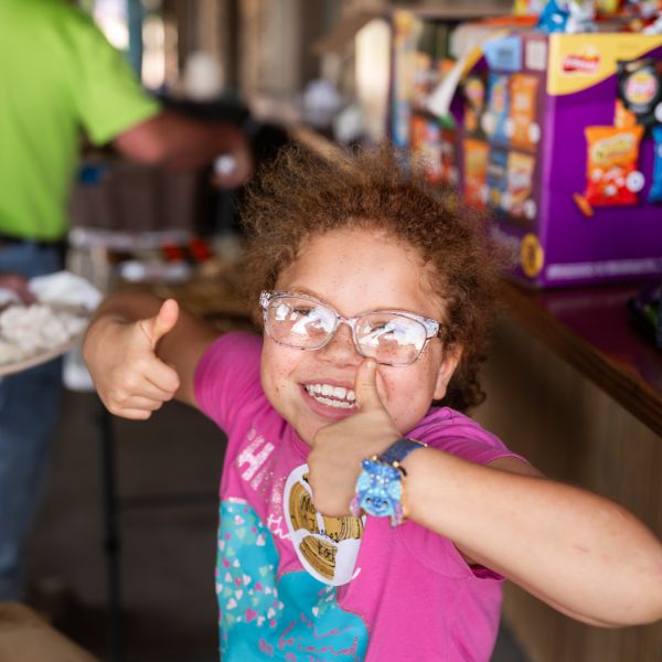 Little_girl_giving_thumbs_up