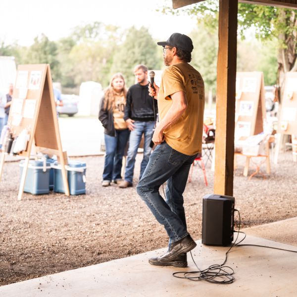 Man_speaking_and_praying