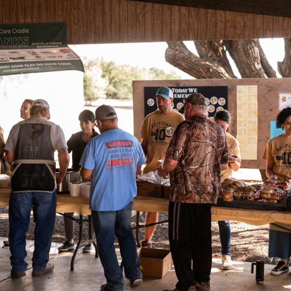 Outdoor_food_sscdsg_browsing_various_tables