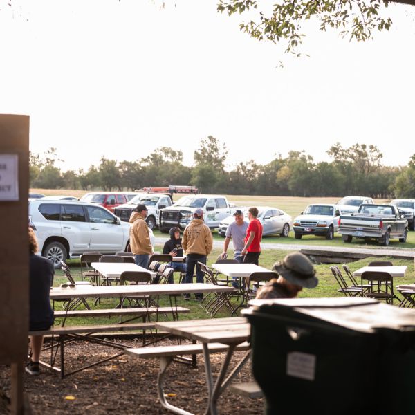 Picnic_area_with_people