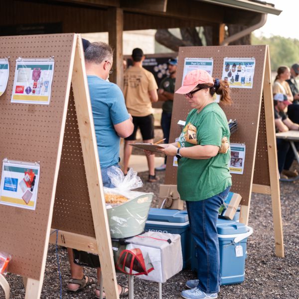 SSCDSG_workers_setting_up_raffle_board